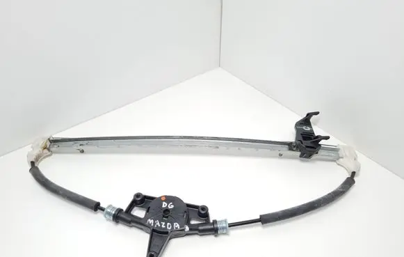 Rear window lifting mechanism without motor