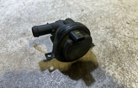 Mercedes-Benz E W212 Other engine bay part A2125013920