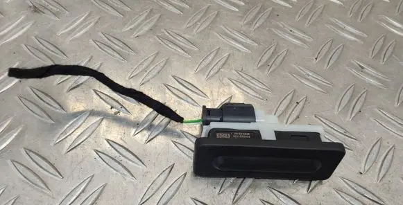 Citroen C4 III e-C4 Tailgate opening switch 9820395580
