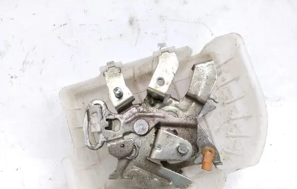 Toyota Hilux (AN10, AN20, AN30) Tailgate lock latch 