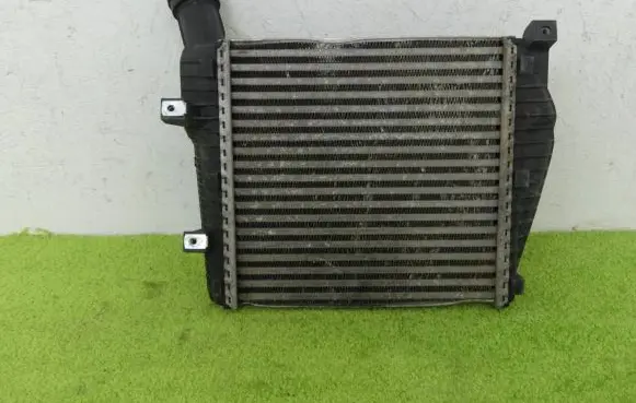 Volkswagen Touareg II Intercooler radiator 7P0145804B
