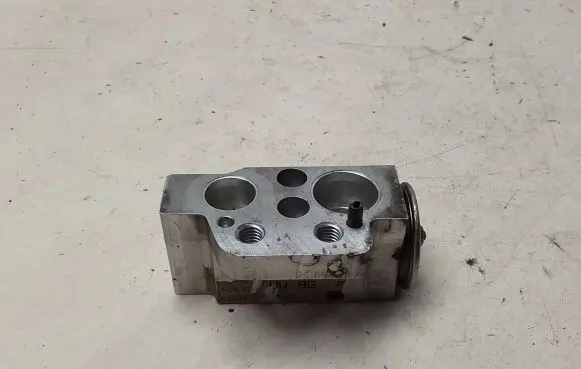 Opel Astra H Other engine bay part