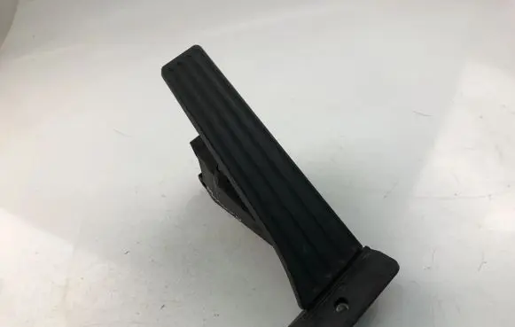 BMW 1 F20 F21 Accelerator throttle pedal bracket 6853175