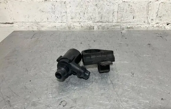 BMW 5 E60 E61 Water pump 702078370 6988960