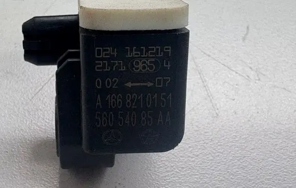 Dodge RAM 1500 DS Airbag deployment crash/impact sensor A1668210151