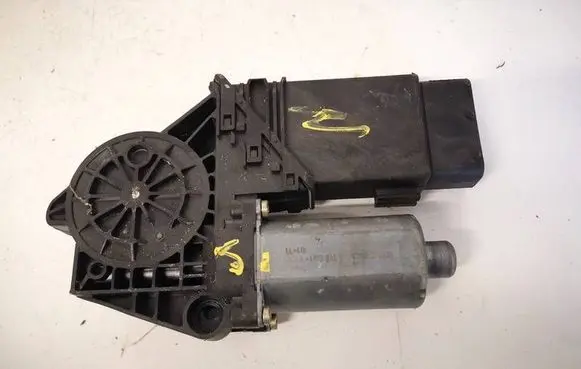 Volkswagen PASSAT B5 Front door window regulator motor 0130821695