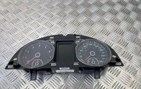 Volkswagen PASSAT CC Speedometer (instrument cluster) 3C8920870D