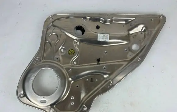 Rear window lifting mechanism without motor