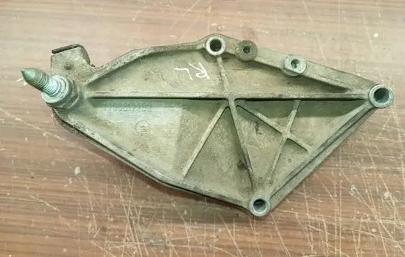 Renault Laguna I Engine mounting bracket 7700817262