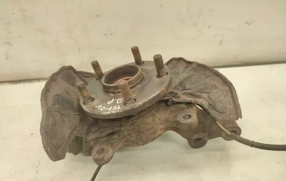 Toyota Corolla Verso AR10 Front wheel hub