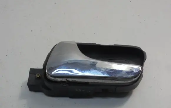 Chevrolet Evanda Front door interior handle 96326843