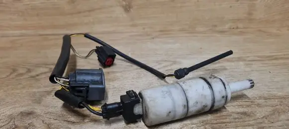 Volvo XC90 Headlight washer pump 