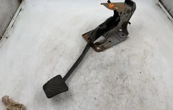 Mitsubishi Lancer X Brake pedal 