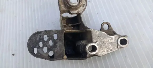 Volkswagen PASSAT B5.5 Engine mounting bracket