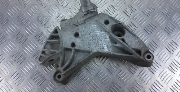 Skoda Yeti (5L) Engine mounting bracket 06J199207P
