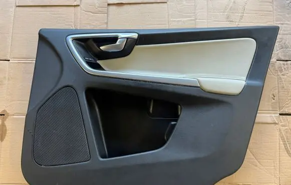 Volvo XC60 Front door card panel trim
