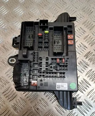 Opel Insignia A Fuse module 13277317 18471608409