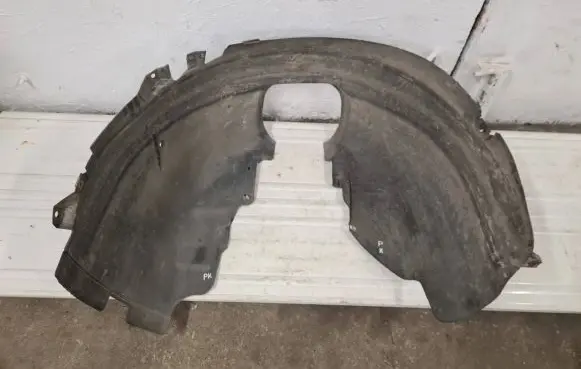 Front wheel arch liner splash guards