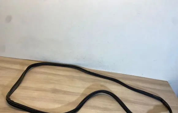 Trunk rubber seal (body)