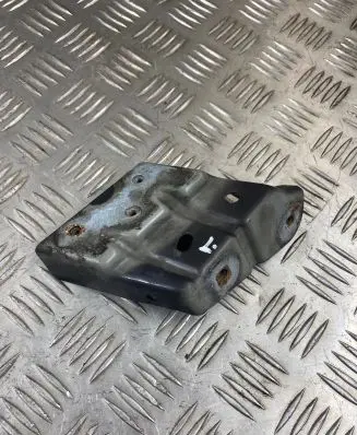 Volkswagen Touareg II Fender mounting bracket 7P6821151A