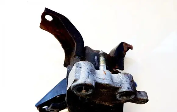 Toyota Auris 150 Engine mount bracket