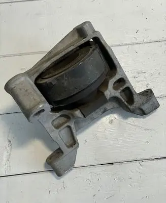Mazda 6 Engine mount bracket