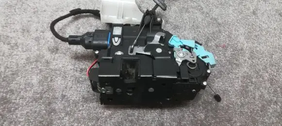 Volkswagen Caddy Front door lock 25101D6