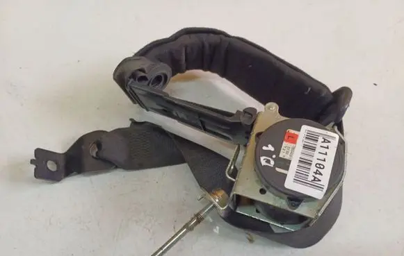 Opel Astra H Front seatbelt 566331211