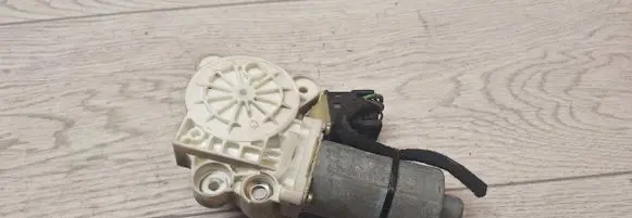Mercedes-Benz E W211 Front door window regulator motor 0130821971