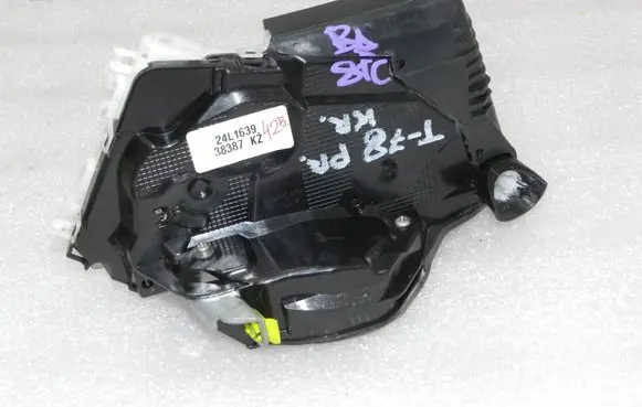 Toyota Yaris XP210 Front door lock 69040K0040