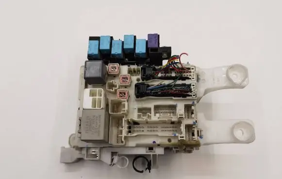 Toyota RAV 4 (XA30) Fuse module 8273042020 6J172072 9498