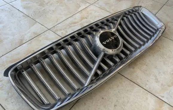 Volvo XC90 Front bumper upper radiator grill 32365192 32365190