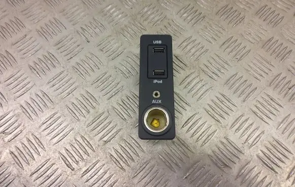 Jaguar XF X250 USB socket connector AW9319C166AA