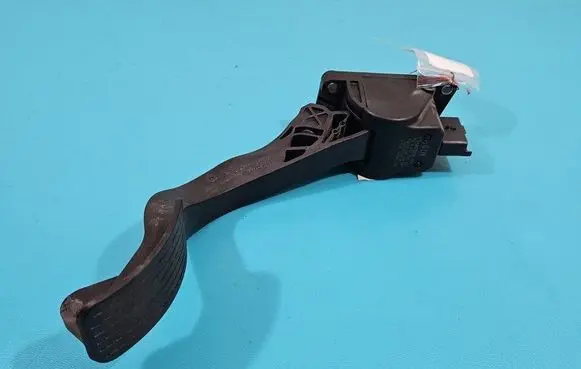 Accelerator throttle pedal
