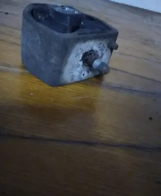 Volkswagen PASSAT B5.5 Engine mount bracket