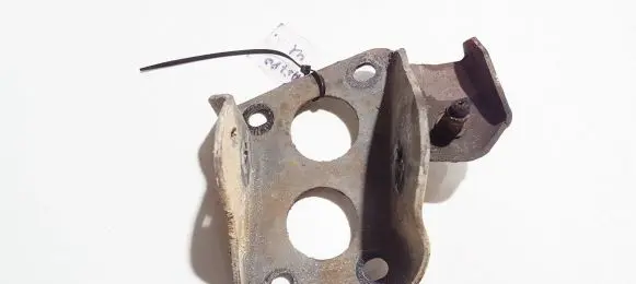 Volkswagen Golf IV Engine mounting bracket