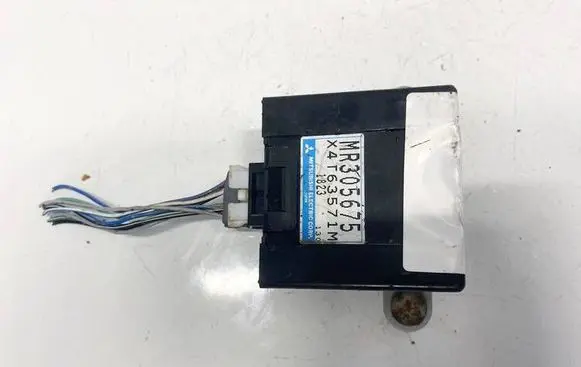 Mitsubishi Pajero Door control unit/module mr305675 x4t63571m