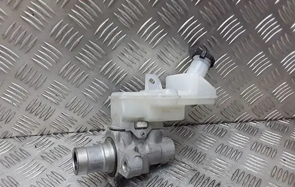 Nissan Leaf I (ZE0) Master brake cylinder