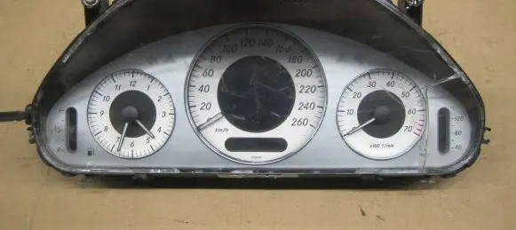 Mercedes-Benz E W211 Speedometer (instrument cluster) A2115403848