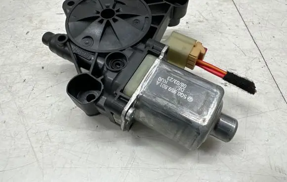 Skoda Octavia Mk4 Front door window regulator motor 5Q0959801A