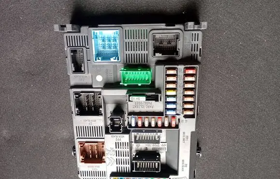 Citroen C4 II Picasso AHM trailer towing control unit/module 20131113 E1095295 9804067480