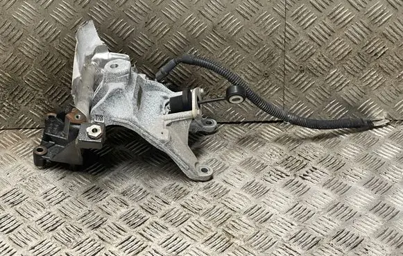 Engine mounting bracket