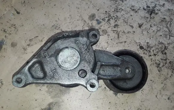 Mazda 6 Generator/alternator belt tensioner R2AA15980