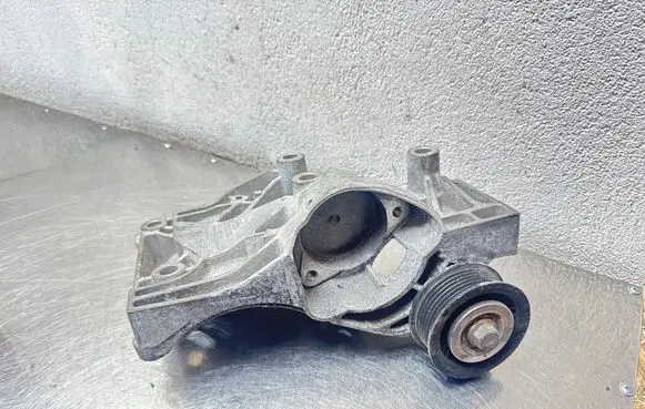 Opel Astra J A/C compressor mount bracket 55582510 532274354