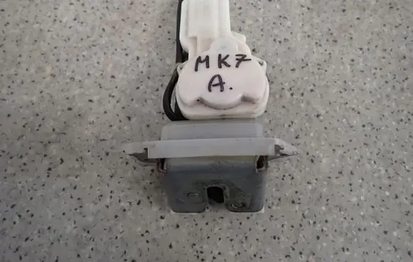 Suzuki Swift II Tailgate/trunk/boot lock/catch/latch 