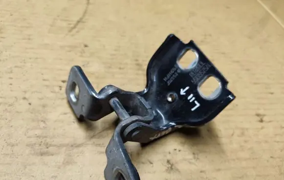 Jeep Grand Cherokee (WJ) Rear door upper hinge 