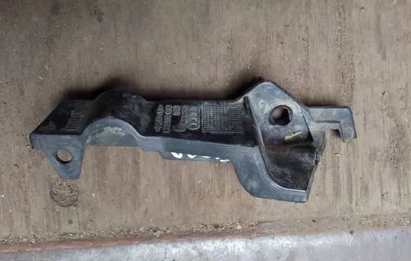 Skoda Fabia Mk2 (5J) Front bumper mounting bracket 8K0807284