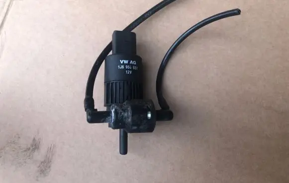 Volkswagen Golf IV Windscreen/windshield washer pump 1J6955651