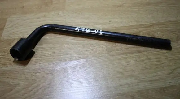 Renault Laguna II Wheel nut wrench 8200002315A