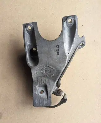 BMW 5 E60 E61 Engine mounting bracket 6770940 3014700